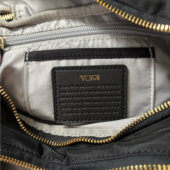 Authentic TUMI Madison Hip Bag NWT - Picture 5 of 9